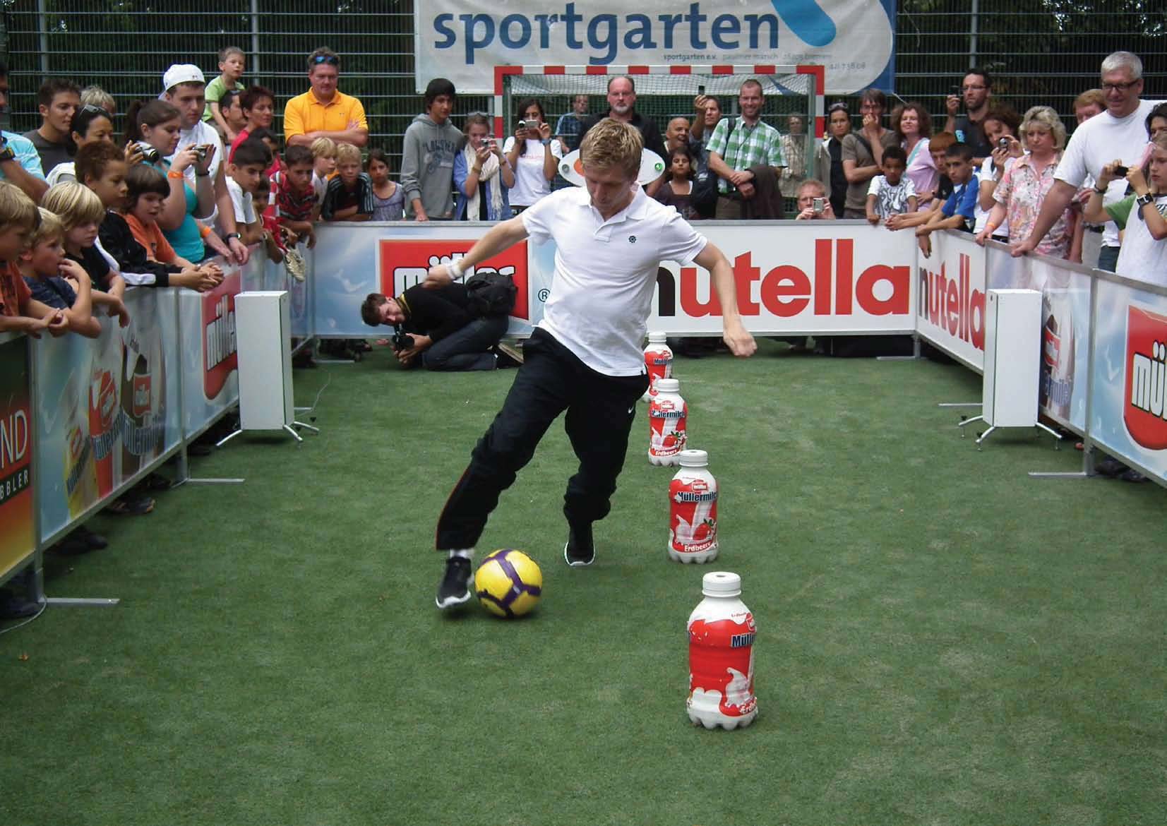 Marko Marin mit Ball im historischen Superdribbler-Parcours vor Publikum
