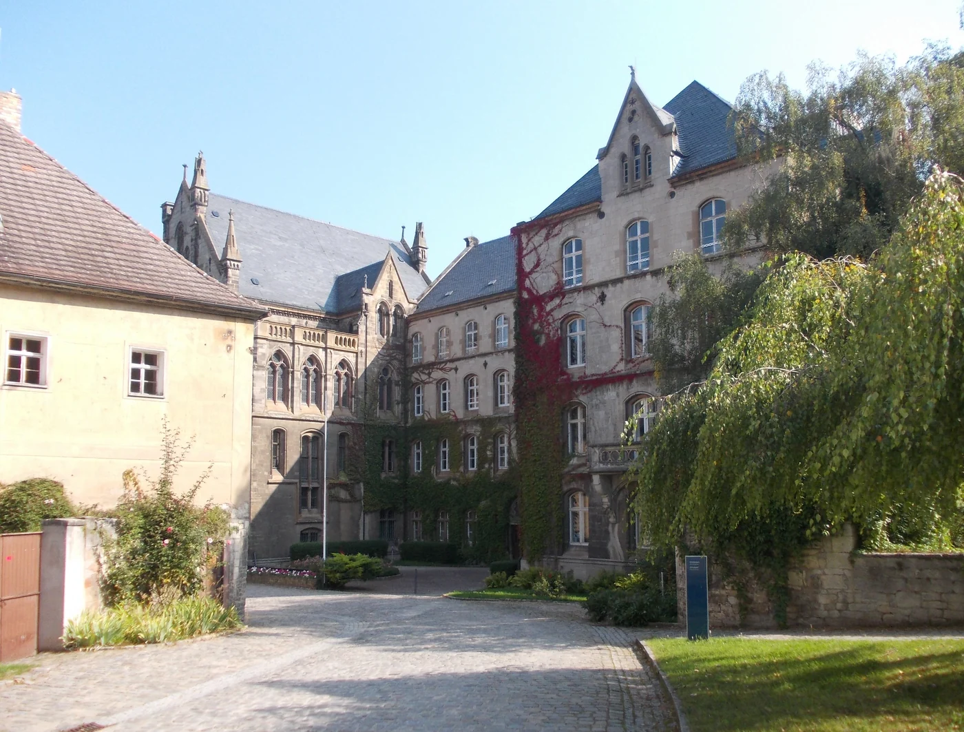Historisches Hauptgebäude der Landesschule Pforta – Symbolmotiv für Schule